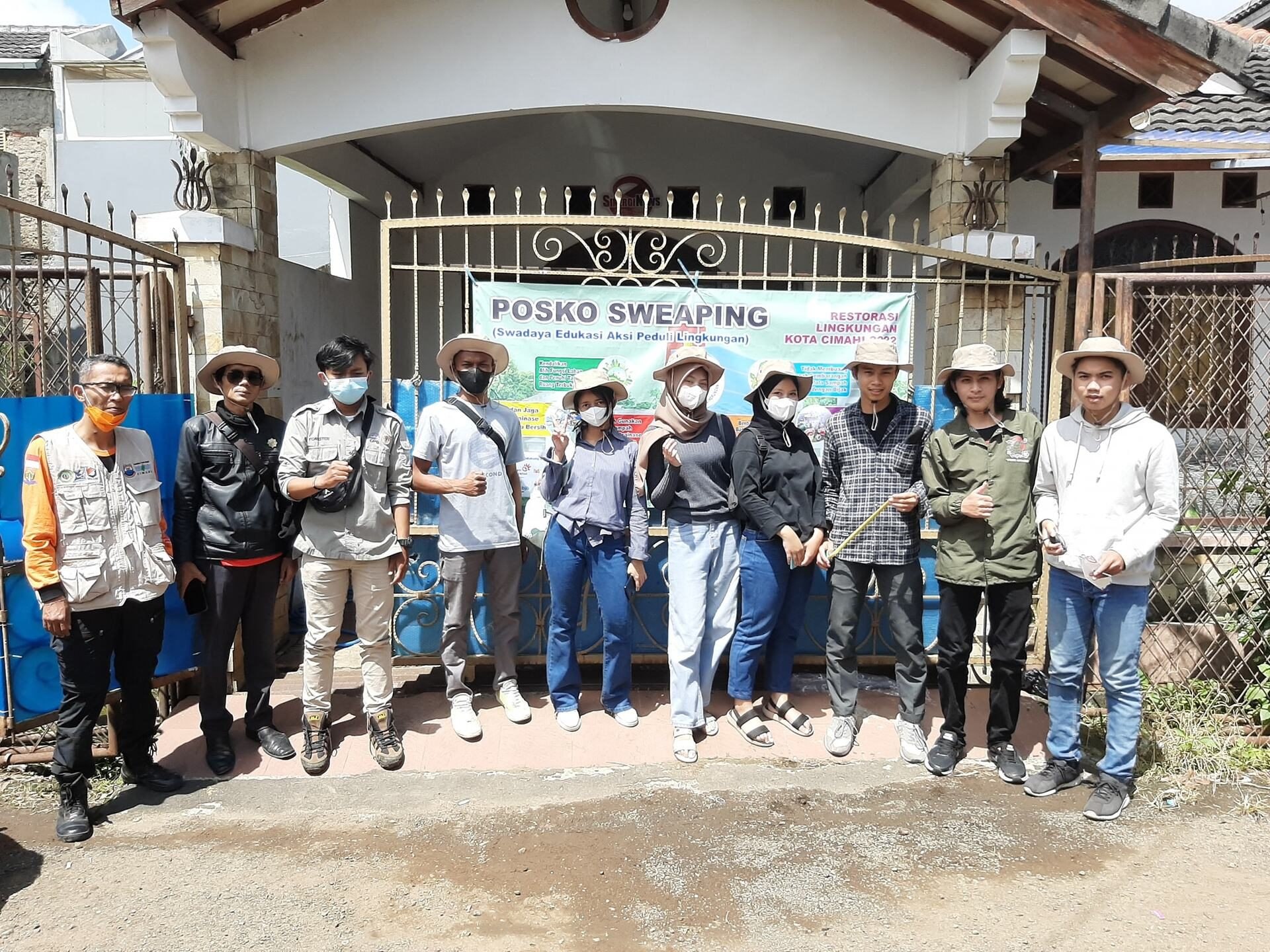 Tim Sweaping LSM KOMPAS